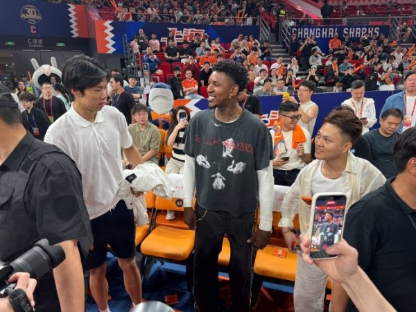 世界杯(中国) 来了来了！尼克·杨来到上海主场 现场不雅战上海VS北京G1